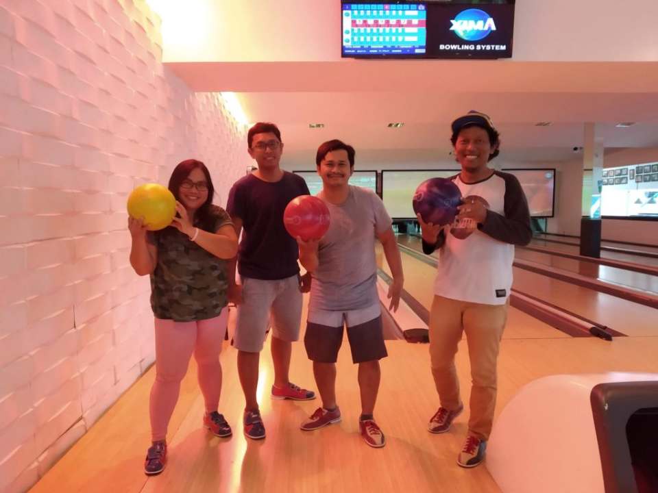 photo of mariza and friends doing bowling